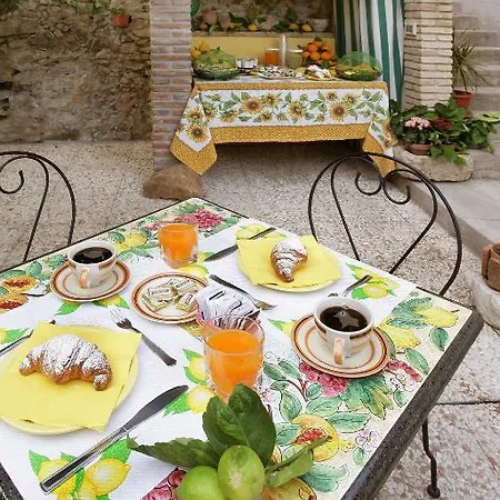 Oda ve Kahvaltı Giulia Taormina